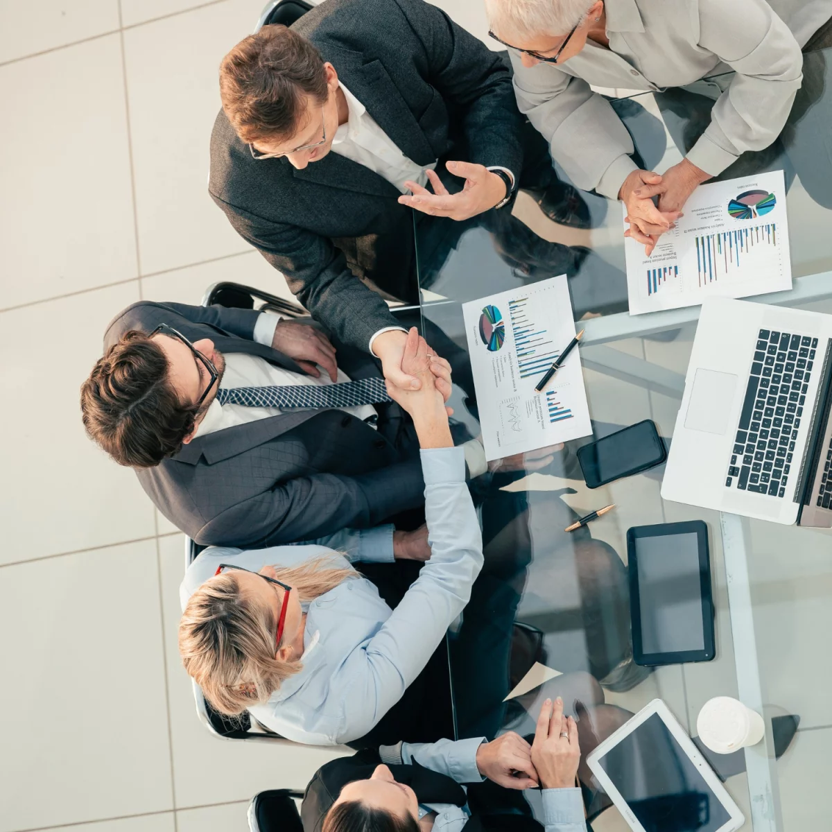 Ciesz się latem z jeszcze większą przyjemnością dzięki wygodnym i stylowym meblom ogrodowym!